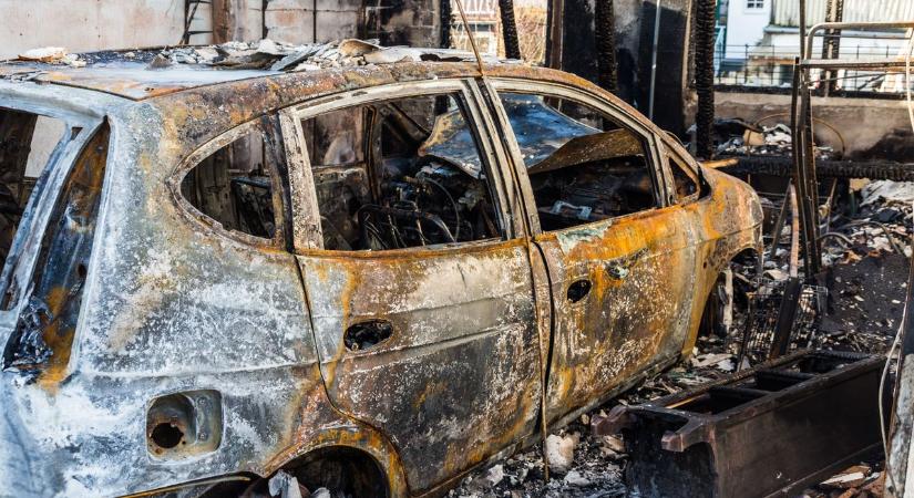 Rémisztő jelenetek: kigyulladt egy garázs az éjszaka közepén