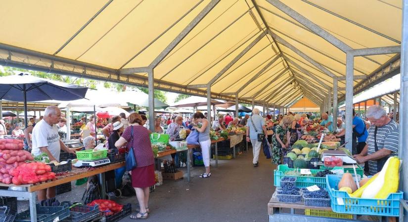 Ennyiért szinte ajándék: fillérekért adják a tavasz legnagyobb slágerét a Mars téri piacon