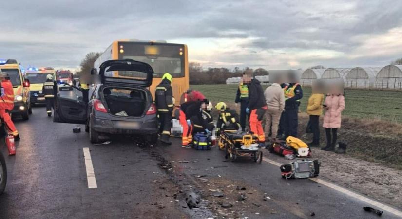 Súlyos buszbaleset történt Debrecen térségében, többen megsérültek - fotókkal