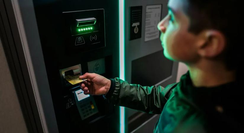 Nem kell bankot rabolni, elég az ATM-et meghekkelni és magától kiadja a pénzt