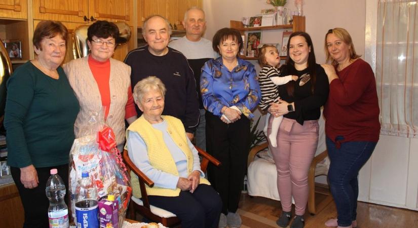 Hatalmas ajándékcsomaggal lepték meg a 95 éves Erzsike nénit Hajdúsámsonban - fotókkal