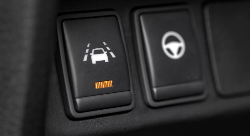 Korlátozhatja a vezetőket a Toyota, megosztó tilalom jöhet