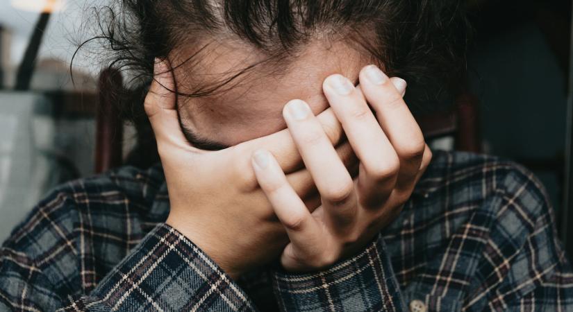 Az érzelmi gátlások mögött gyakran gyerekkori trauma áll– így dolgozhatsz a feloldásán