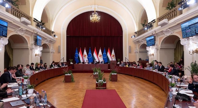 Utoljára feszülhet egymásnak a Tisza és a Fidesz a fővárosban a választás előtt