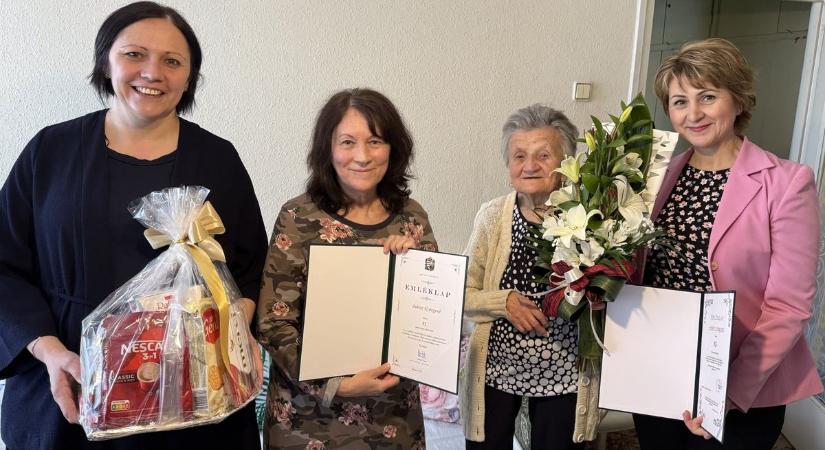 Hajdúszoboszlón köszöntötték 95. születésnapján Juhász Györgyné Erzsike nénit – fotóval