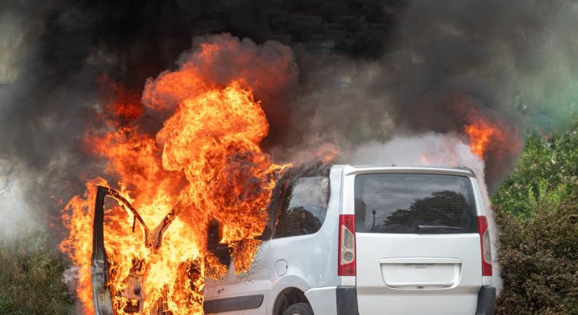 Kigyulladt egy autó Nyíregyházánál! Félpályás útzár a szakaszon!