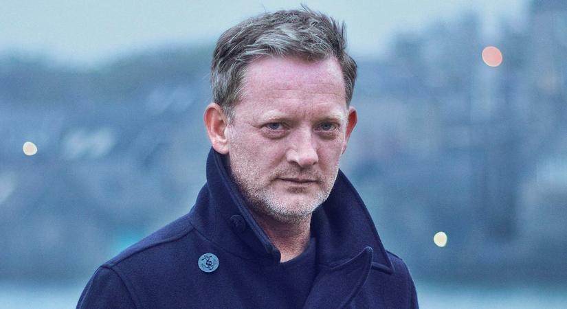 Emlékeztek még a Shetland című sorozat sármos főszereplőjére? Ennyit változott napjainkig