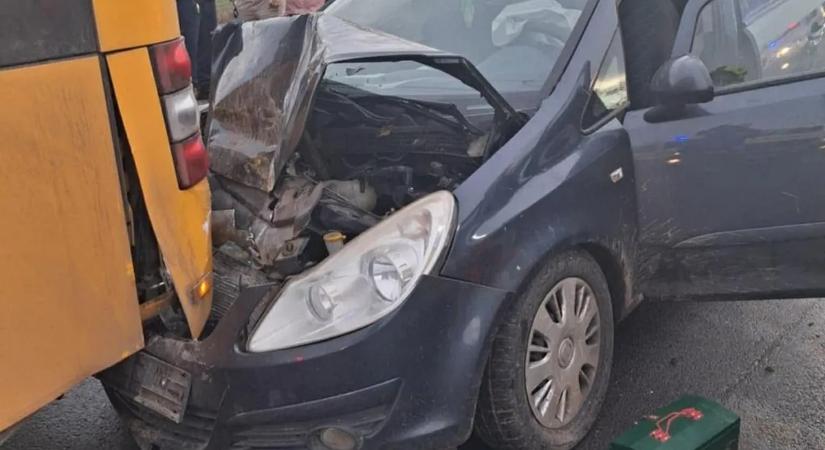 Durva buszbaleset a 48-as főúton: súlyos sérültek Debrecennél – fotó
