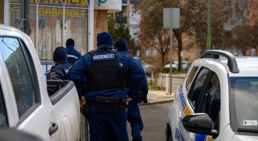 Egyenruhások lepték el a gyöngyösi buszpályaudvart