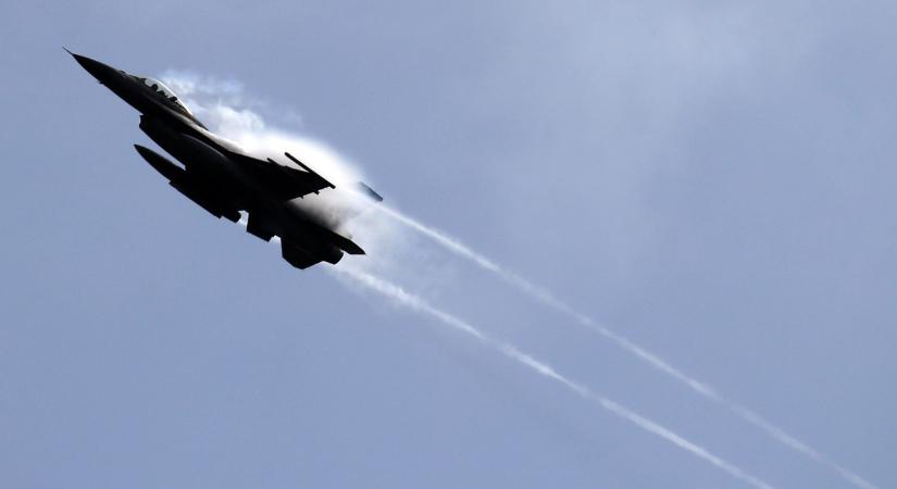 Autópálya mellett csapódott be az F–16-os vadászbombázó, a pilóta életét vesztette
