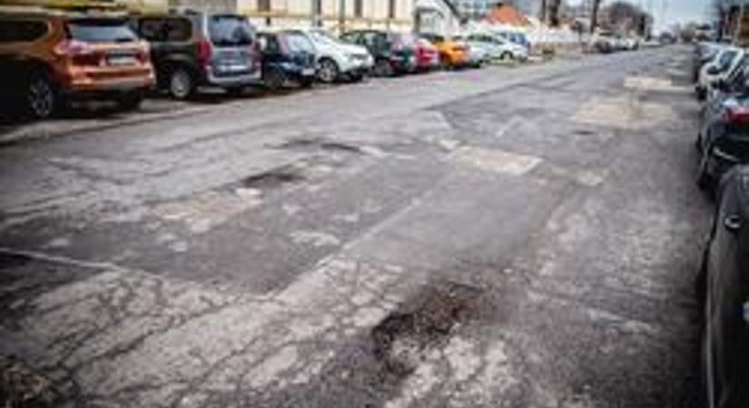 A kátyúk miatt szlalomozni kell sok helyen, a zöldségek ára pedig az egekbe kúszott