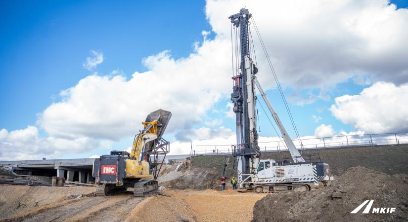 Óriásgépek formálják az altalajt az M1-es autópálya mentén