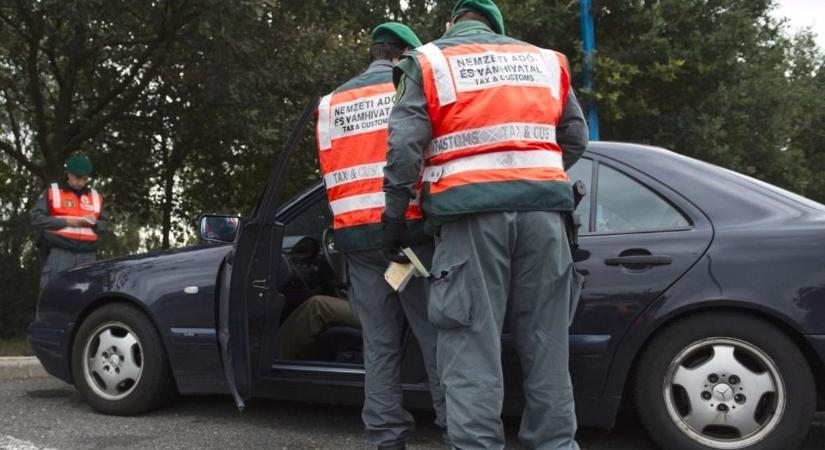 Nagyot bukott a debreceni ciginepper, több ezer árucikkét kapcsolták le - fotókkal