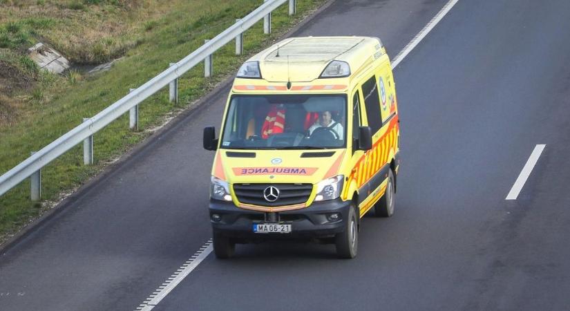 Rohammentővel szállították Gyöngyösről Egerbe a sztrókos beteget