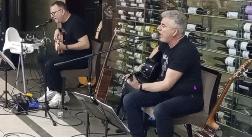 Krétakoptatók sikere a Rímes Kávéban - fotó