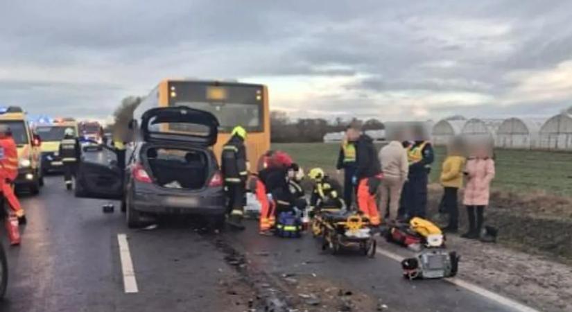 Tűzoltók és mentők hada sietett a baleset helyszínére: utasokkal teli busznak csapódott egy autó