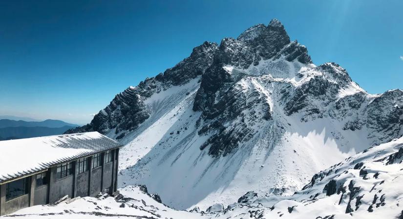 Motoros szánnal közlekedő csoportot sodort el a lavina, szörnyethalt a 21 éves fiatal