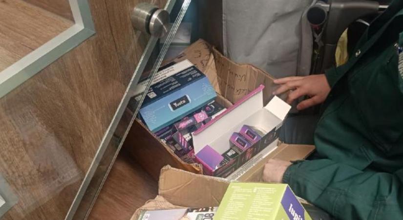 Rajtaütés Debrecenben: négyezer tiltott vape került elő egy férfi otthonából