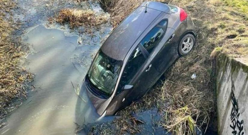 Durva baleset! Csatornába hajtott egy autó Szabolcsban (fotók)