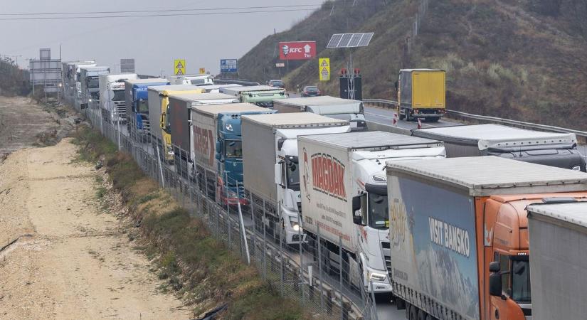 Két kamion ütközött az M1-es autópályán