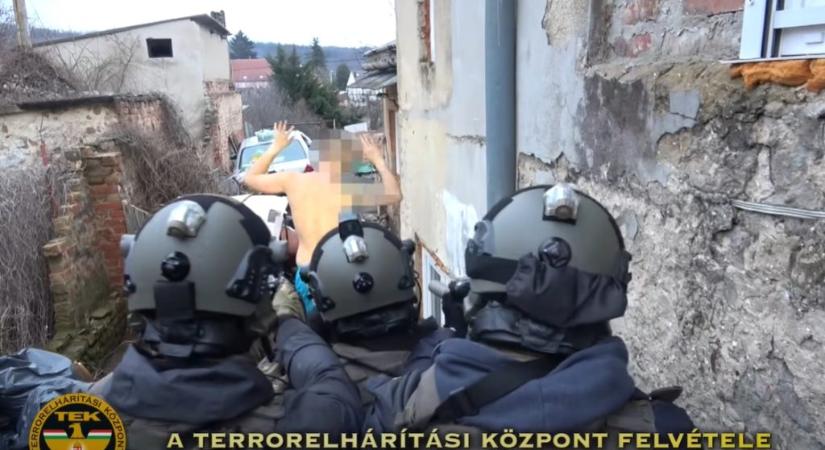 Videó: a TEK kommandósai csaptak le két emberrablóra, akik a kocsijából rángattak ki egy férfit