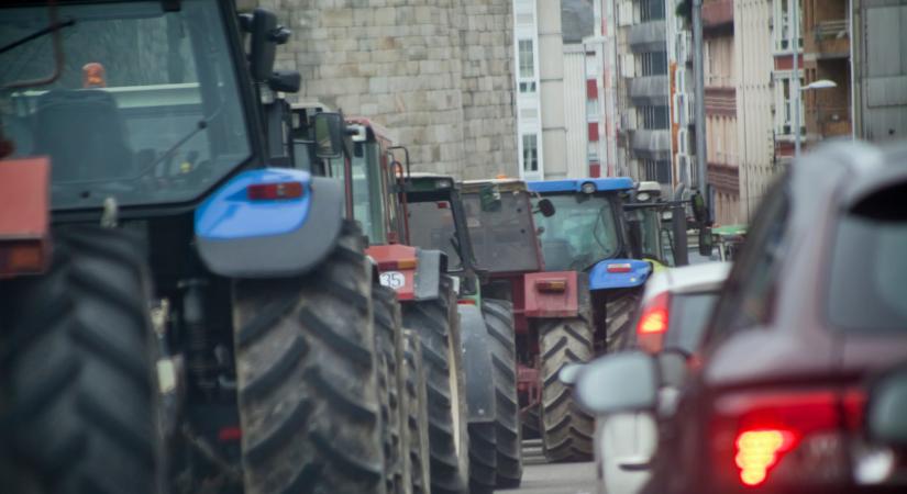 Fokozódik a hangulat: itt már az utakat is lezárták a tüntető gazdák