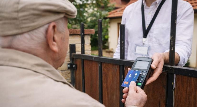 Hozzád is házhoz jönnek – elő a személyi igazolványoddal és a bankkártyával!