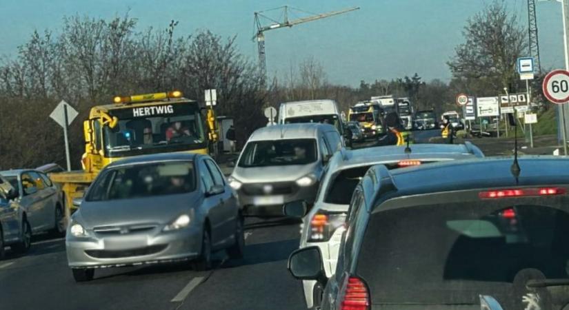 Baleset bénítja a forgalmat a 6-os úton, a hatóságok már a helyszínen!
