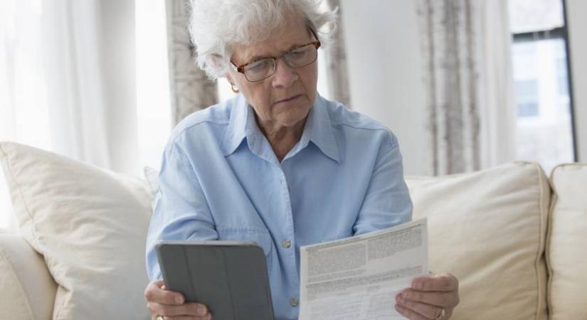 Fontos küldeményt kap 300 ezer magyar nyugdíjas – már kézbesítik a leveleket