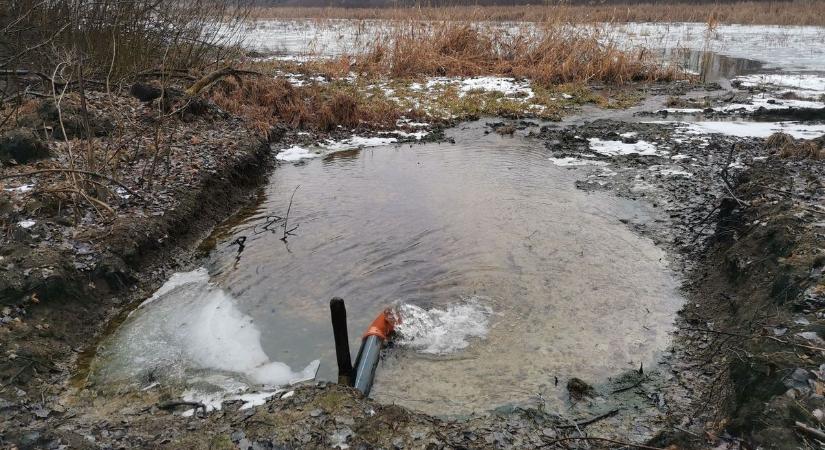 Már több mint százezer köbméter vizet juttattak a Csatlói holtágba – videóval