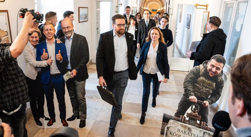 Szemléltető eszközökkel érkezett a Fővárosi Közgyűlésre a Fidelitas