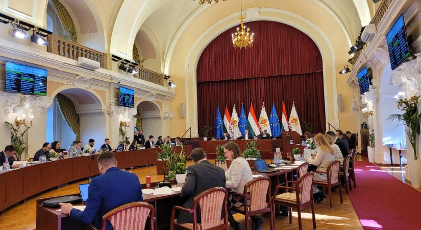 „Szentkirályi Alexandra, sajnálom önt!” – kampánnyal indult a közgyűlés választás előtti utolsó ülése