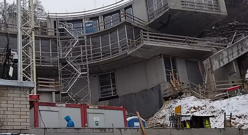 Hadházy Ákos bemutatta Balásy Gyulának a Rogán-féle százmilliárdokból épülő, budai hegybe vájt luxusvilláját