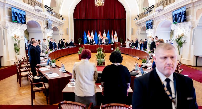 El sem kezdődött az ülés, de már kitört a balhé, Zelenszkij-papírfigurát vittek a terembe - A Fővárosi Közgyűlés ülése