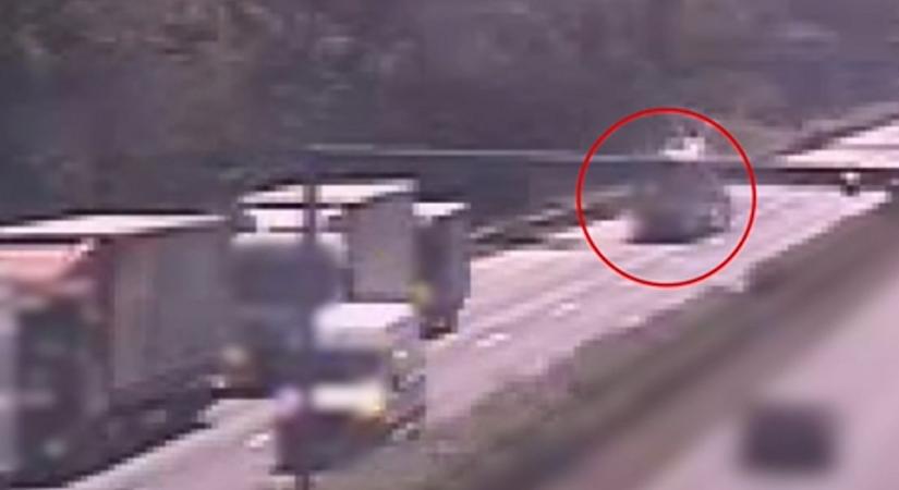 Tragédia az M1-esen: egy ember meghalt, torlódásba rohant a kamion, videó