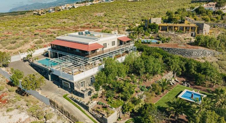 Áll a bál Mosolyka körül Tenerifén, bíróság elé áll a motivációs tréner