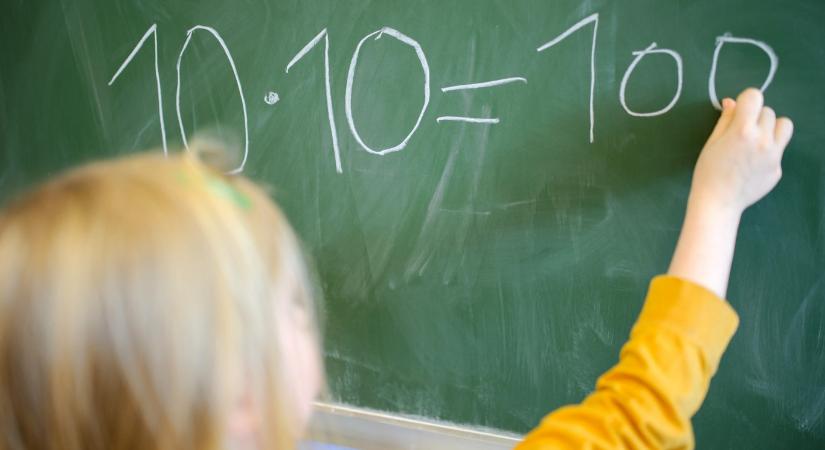 Választás előtt kapnak bruttó 152 ezer forintot a pedagógusok