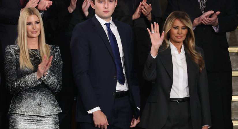 Mindenki erről beszél: Donald Trump fia botrányos színű nyakkendőt viselt apja beszédén