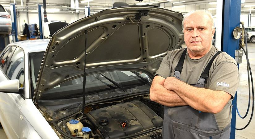 Több mint negyven éve foglalkozik autószereléssel ez a férfi