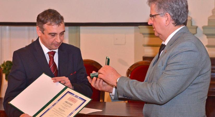 Kitüntették a KSH elnökét, volt debreceni egyetemistát