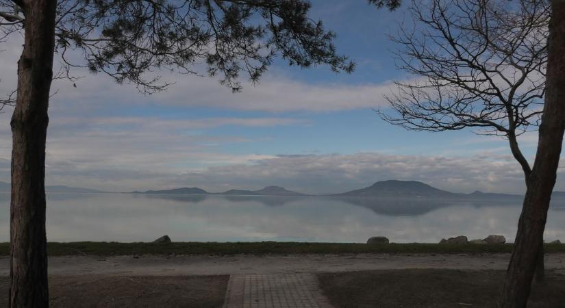 Tükörbe néző tanúhegyek – olvasónk varázslatos fotója