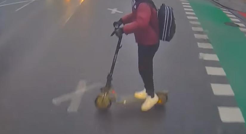 Kőkemény gázolás a buszsávban, a fedélzeti kamera mindent felvett