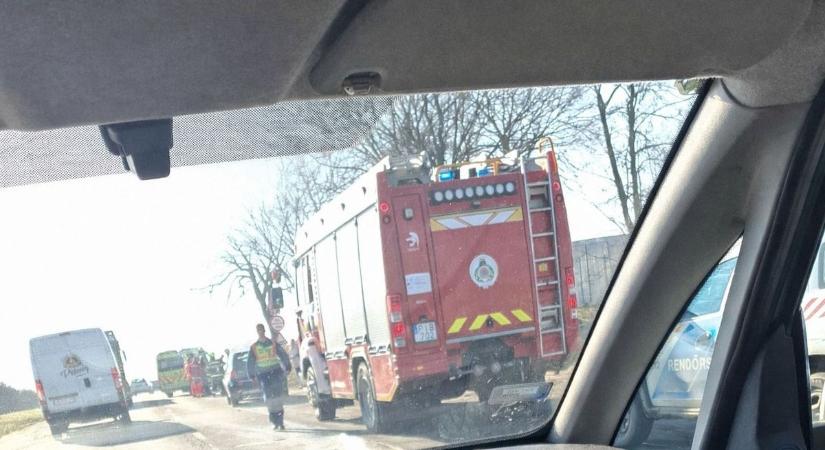 Baleset történt a 26-oson, tűzoltó és mentő a helyszínen!