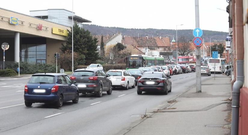 Újabb karambol: az Árkádnál szaladt egymásba két személyautó