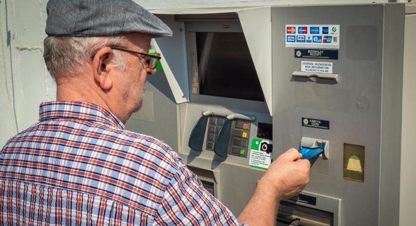 Már nem csak készpénzt adnak az ATM-ek – erre figyeljen minden bankoló
