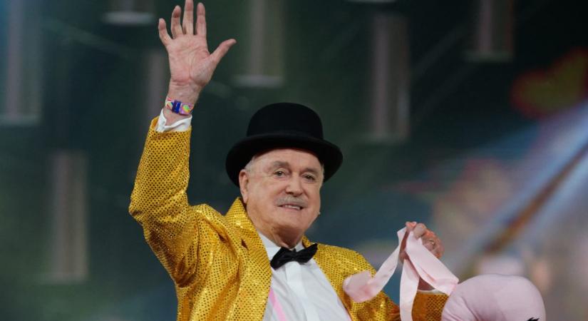A Monty Python színésze újra beszólt Orbán Viktornak, aki válaszolt is neki