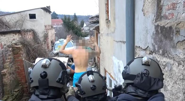 Emberrablás Pécsen: belőttek egy férfi autójába, majd elrabolták, és 4 millió forintot követeltek tőle, „vagy ilyen értékben bármit”