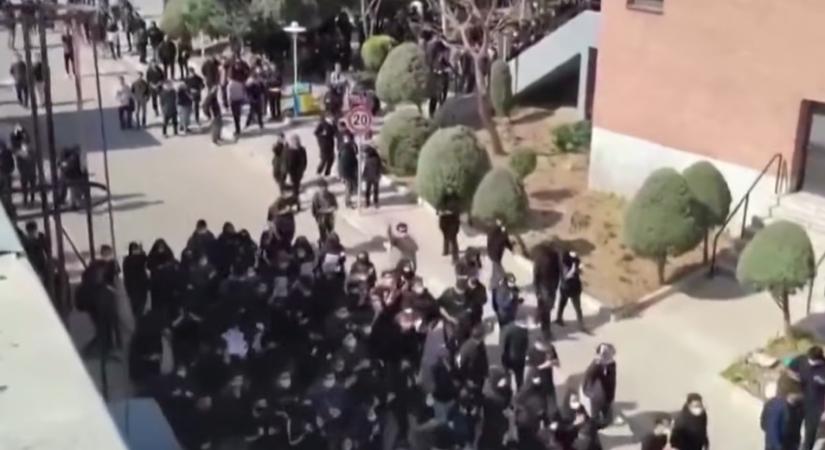 Iráni diákok tüntetnek a kormány ellen