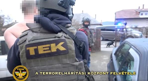 Emberrablókat fogott a TEK a Komlói úton – Videó