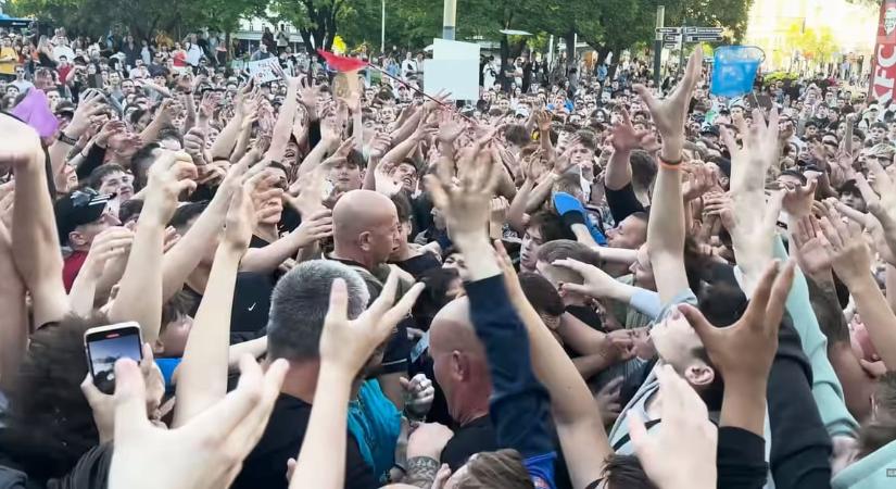 Korábban kétmillió forintot szórtak szét a Deák téren, most a GVH-nak fizethet a Mobilfox